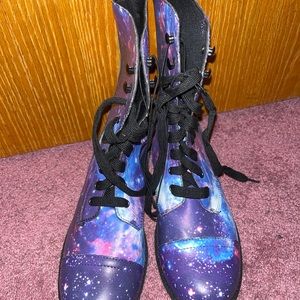 Galaxy Combat Boots in a woman size 8